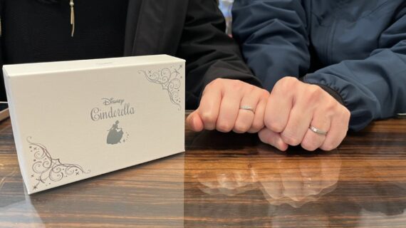 シンデレラの結婚指輪を着けた夫婦