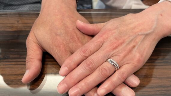NIWAKAの結婚指輪を着けた夫婦