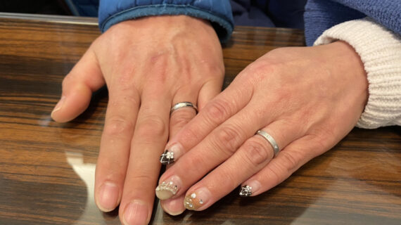 ロイヤル・アッシャーの結婚指輪を着用した夫婦