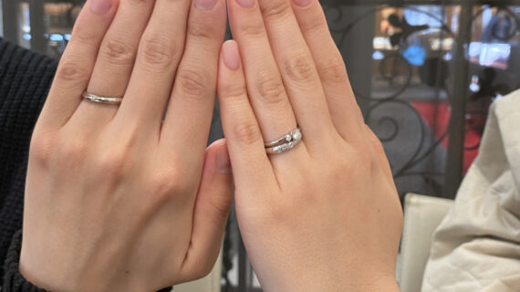 ロイヤル・アッシャーの婚約指輪とNIWAKAの結婚指輪を着用した手元