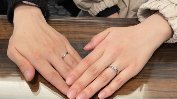 ロイヤル・アッシャーの婚約指輪とNIWAKAの結婚指輪の重ね着け