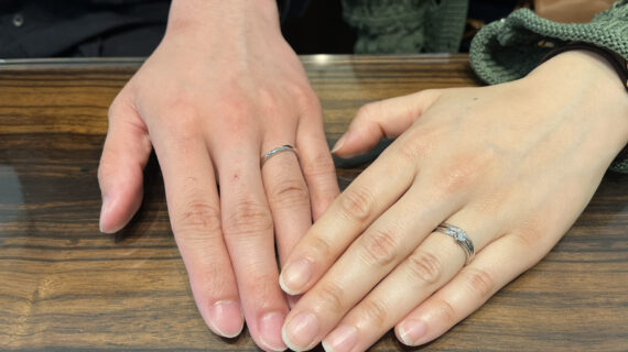 NIWAKAの婚約指輪と結婚指輪をつけた手元