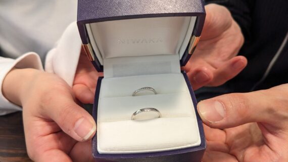 NIWAKAの結婚指輪を持ったカップル