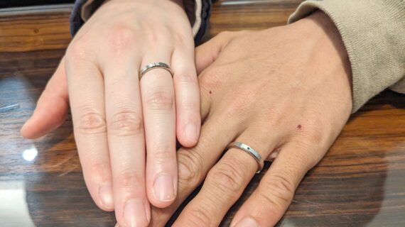 N.Y.NIWAKAの結婚指輪をつけたカップル