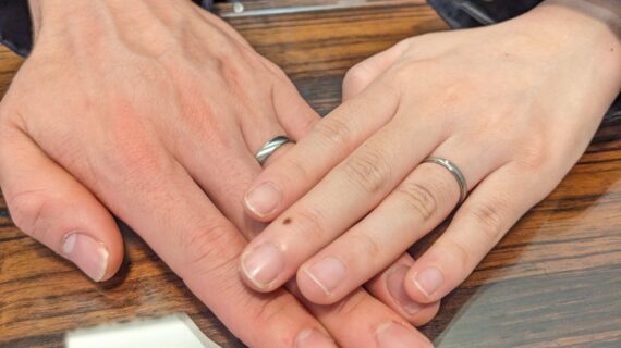 フィッシャーの結婚指輪をつけたカップル