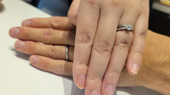 カフェリングの婚約指輪と結婚指輪を着けたカップルの手元