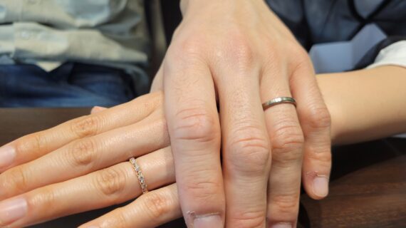 ルシエの結婚指輪を着けた手元