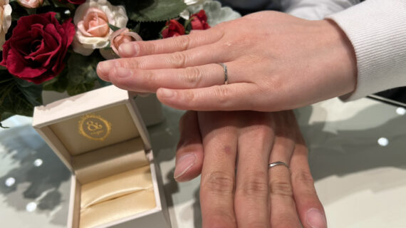アンティックの結婚指輪をつけたカップル