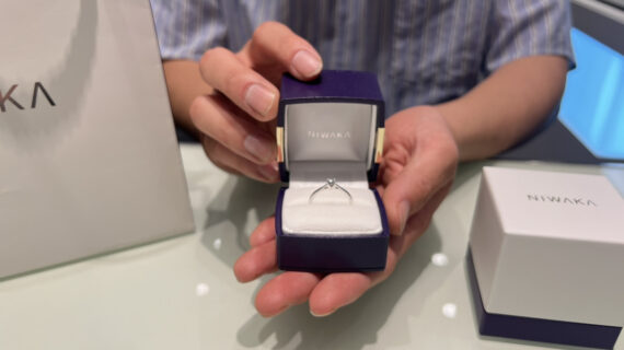 箱に入ったNIWAKAの婚約指輪