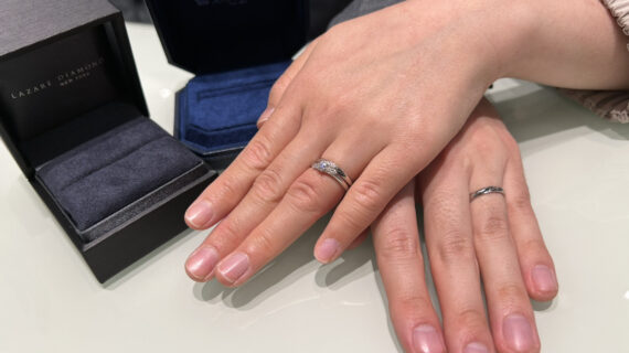 ラザールダイヤモンドの婚約指絵輪とロイヤルアッシャーの結婚指輪をつけたカップル