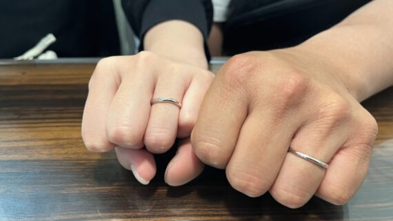 NIWAKAの結婚指輪を着けたカップル