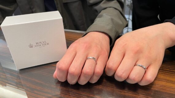 ロイヤル・アッシャーの結婚指輪を着けているカップルの写真