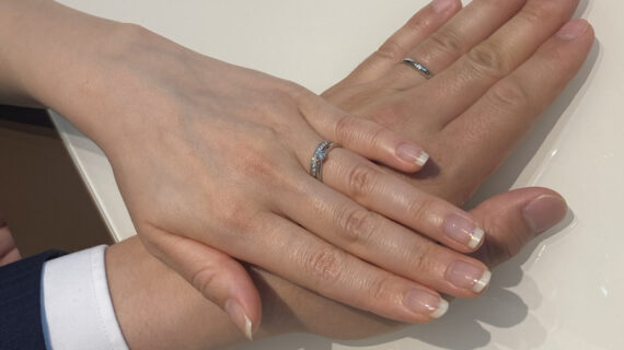 ロイヤルアッシャーの婚約指輪と結婚指輪を着けたカップル