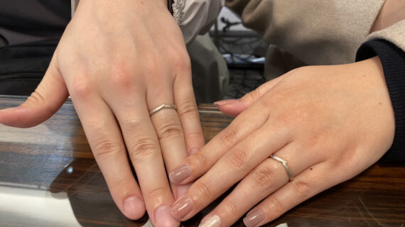 杢目金屋の結婚指輪を着用したカップル