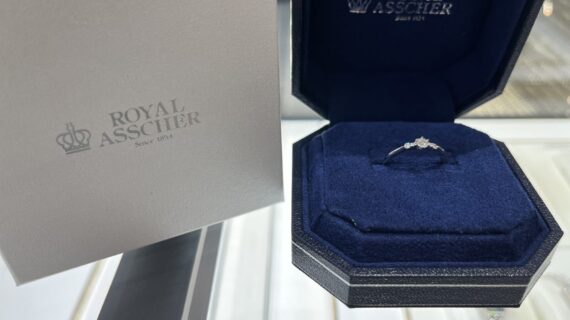 ロイヤルアッシャーの婚約指輪を指輪を購入した男性