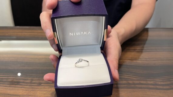 NIWAKAの婚約指輪を持った男性