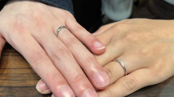 ラザールダイヤモンドの結婚指輪を着けた夫婦
