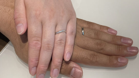 NIWAKA（ニワカ）の結婚指輪を着けたカップル