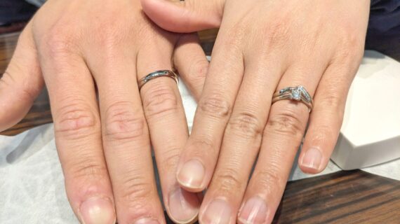 NIWAKA（ニワカ）の結婚指輪をつけたカップル