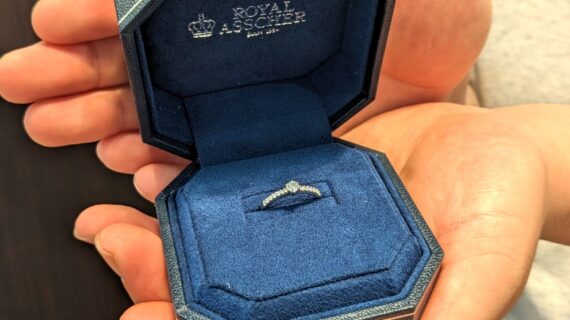 ロイヤル・アッシャー・ダイヤモンドの婚約指輪を箱パカ