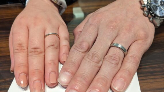 N.Y.NIWAKAの結婚指輪をつけたカップル