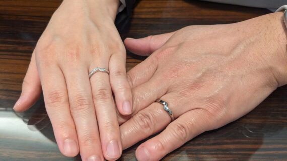 NIWAKA（ニワカ）の結婚指輪、綾をつけたカップル