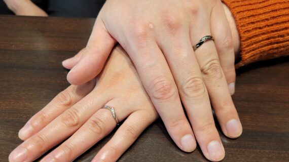 ニワカの結婚指輪を着けたカップルの手元
