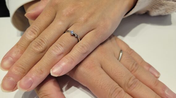 カフェリングの結婚指輪を着けたカップルの手元