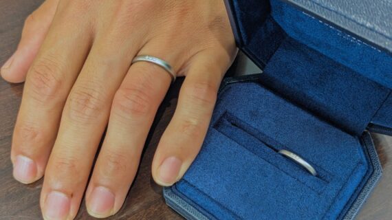 ロイヤル・アッシャーの結婚指輪をつけた男性