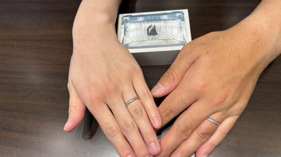 シンデレラの結婚指輪をつけたカップル