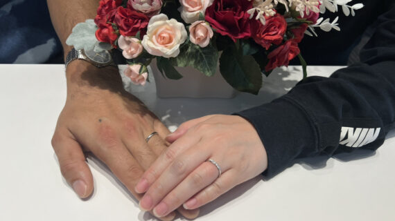 ラザールダイヤモンドの結婚指輪を着けたカップル