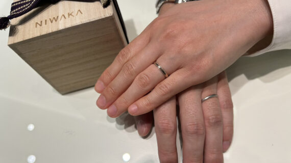 俄の結婚指輪をつけたカップル