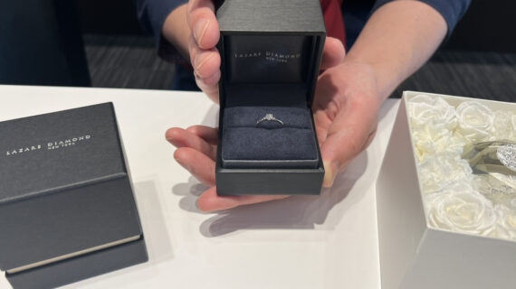 箱に入ったラザールダイヤモンドの婚約指輪