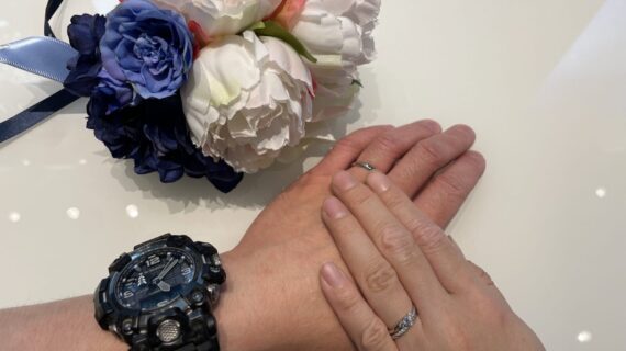 ロイヤル・アッシャーの婚約指輪と結婚指輪を着けたカップル