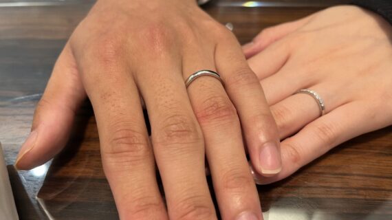 モニッケンダムの結婚指輪を着けたカップル