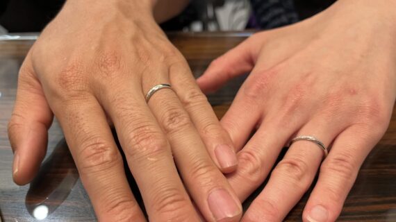 ルシエの結婚指輪を着けた夫婦
