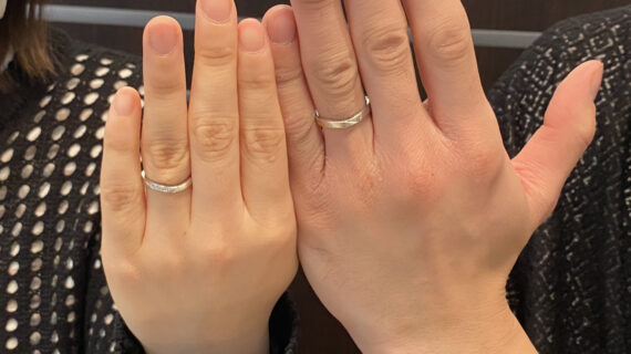 杢目金屋の結婚指輪を着用したカップル