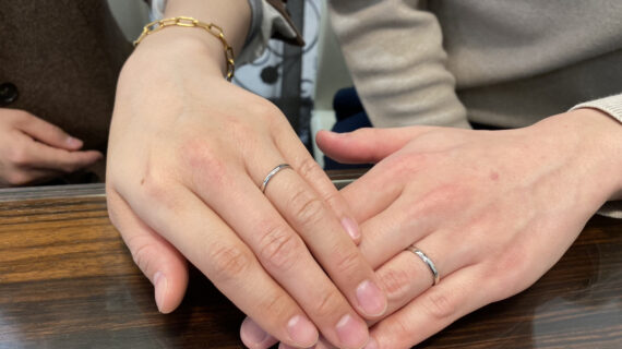 NIWAKAの結婚指輪を着用したカップル