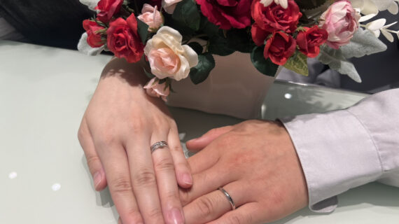 ラザールダイヤモンドの婚約指輪とLUCIEの結婚指輪を着けたカップル
