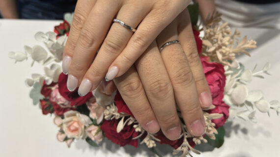 ロイヤルアッシャーの結婚指輪をつけたカップル