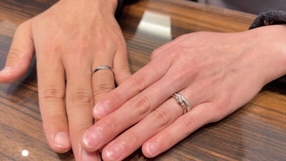 杢目金屋の婚約指輪とNIWAKAの結婚指輪着用