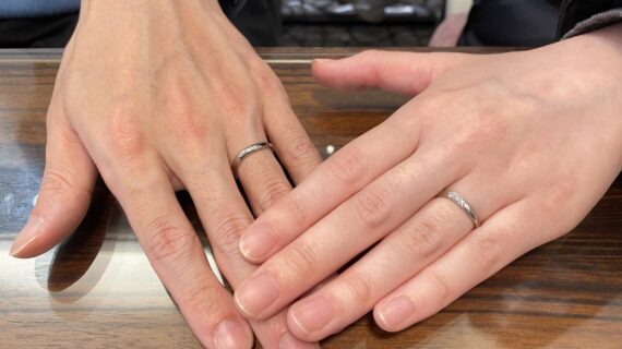 ロイヤル・アッシャーの結婚指輪を着用したカップル
