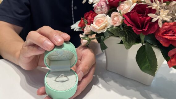 リトルマーメイドの婚約指輪を購入した男性