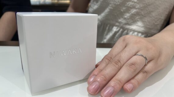 NIWAKAの結婚指輪を着けた女性