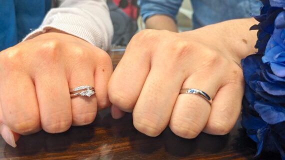 ロイヤル・アッシャー・ダイヤモンドの結婚指輪をつけたカップル