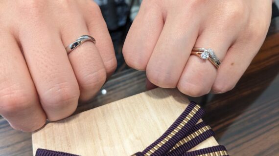 NIWAKA（ニワカ）の婚約指輪と結婚指輪をつけたカップル