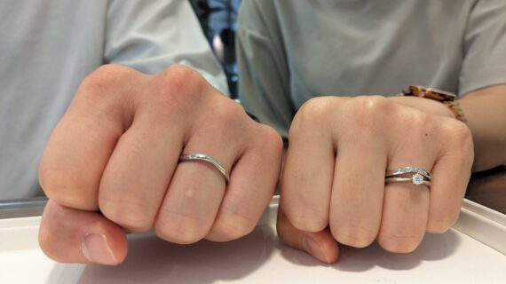 ラザールダイヤモンドの婚約指輪とロイヤル・アッシャーの結婚指輪をつけたカップル