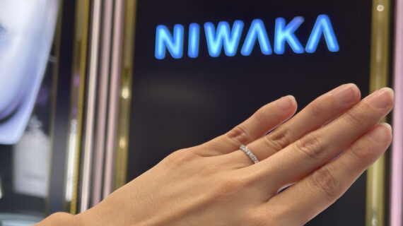 NIWAKAの婚約指輪をつけたカップル