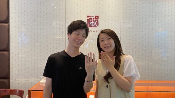 NIWAKA(ニワカ）の婚約指輪と結婚指輪をつけたカップル