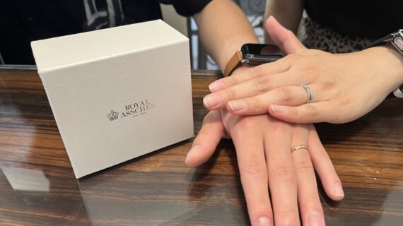 ロイヤルアッシャーとルシエの結婚指輪を着けた夫婦